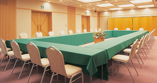バンケットホール 紅葉：会議や催事場、食事や休憩室と多目的に利用できるバンケットホール「紅葉」。5会場から構成され、全スパン時は約280㎡の広さまで拡張可能。