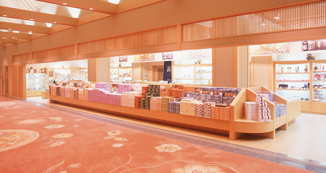 売店：華鳳オリジナル商品や、越後の名産品の数々を販売。旅の記念の品など、探してみては。