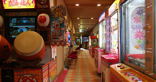 ゲームコーナー：お子様からご年配の方まで、幅広い年齢層の方に楽しんでいただけるよう、多種多様な機種をご用意しております。定番のものから最新のものまで、豊富にございますので、是非一度、お立ち寄りくださいませ。