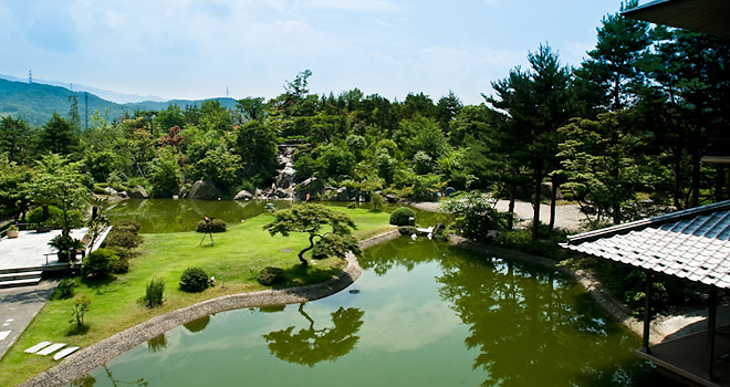 大庭園：高台に月姫第を設けた「鎮守の森」、野鳥が集まる林を想定した「実の成る林」、コナラを中心とした「雑木林」、水が流れヤマモミジなど存在感のある木を配した「水辺の森」、ヤマザクラ群で構成した「花木」とエリアごとにテーマがあり、自然を満喫しながら散策が楽しめるよう大きく一回りできる遊歩道が整備されている。