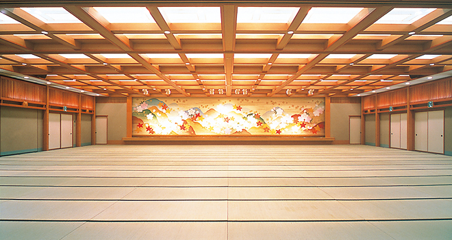 宴会場：本舞台を配した圧巻の大宴会場「萬里」は380帖。落ち着いた雰囲気の中宴会場「千歳」とともに、様々な人数・スタイルにも対応が可能です。