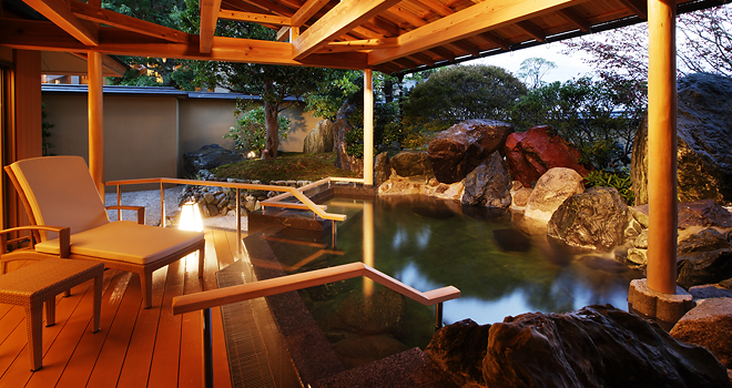 貸切露天風呂：「白玉の湯」を独占できる、お部屋付きプライベートスパゾーン。お部屋部分には、6畳のお休みスペースと洗面台、トイレを設置。露天風呂は「白玉の湯」をお楽しみいただけるよう、十分な広さをとりました。バリアフリー設計で、お身体の不自由なお客様も安心してご利用いただけます。