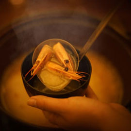 湯涼み処の特製エビ味噌汁無料